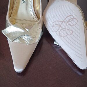 NWOT J Renee slingbacks in gold